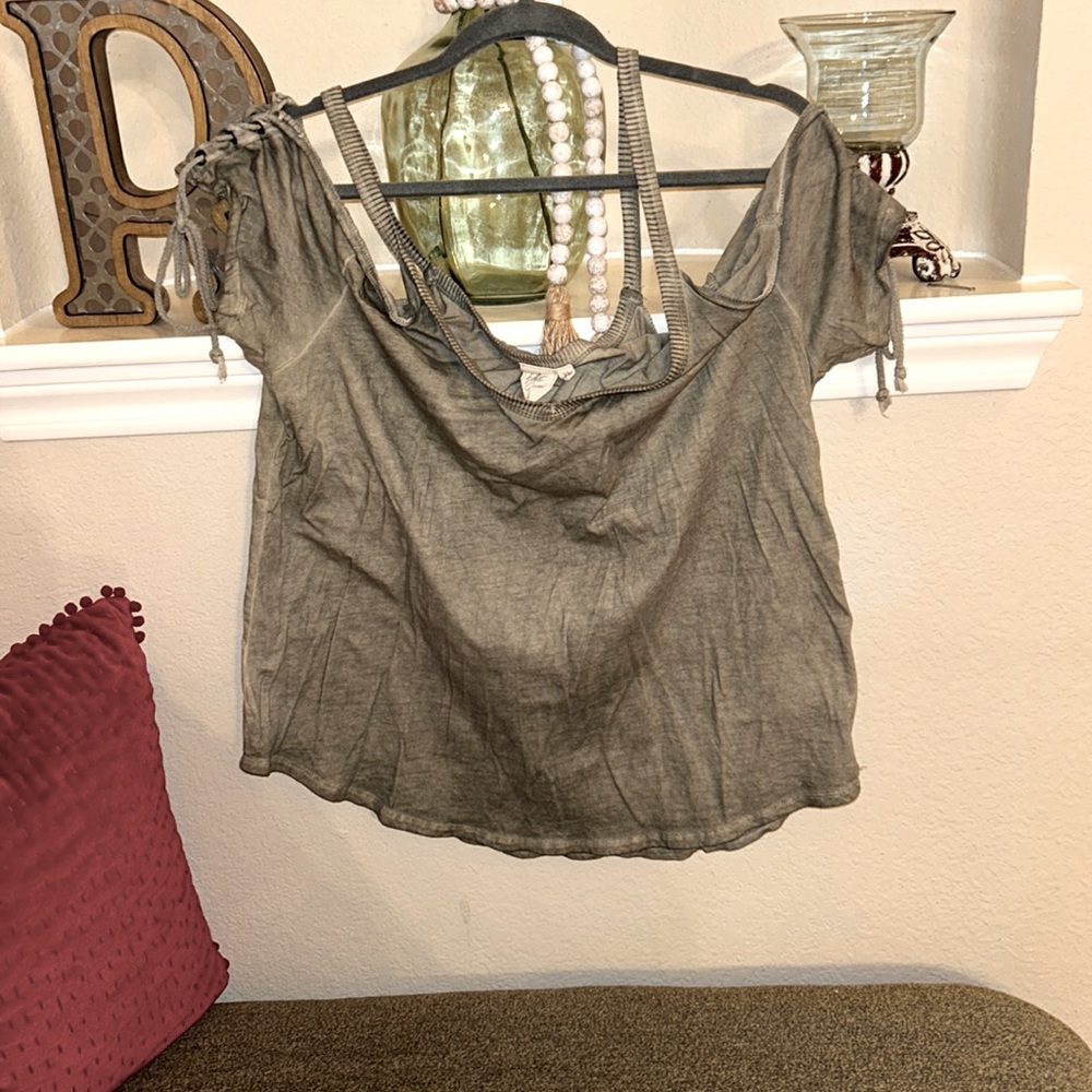 Buckle Olive Green Short Sleeve Scoop Neck Top